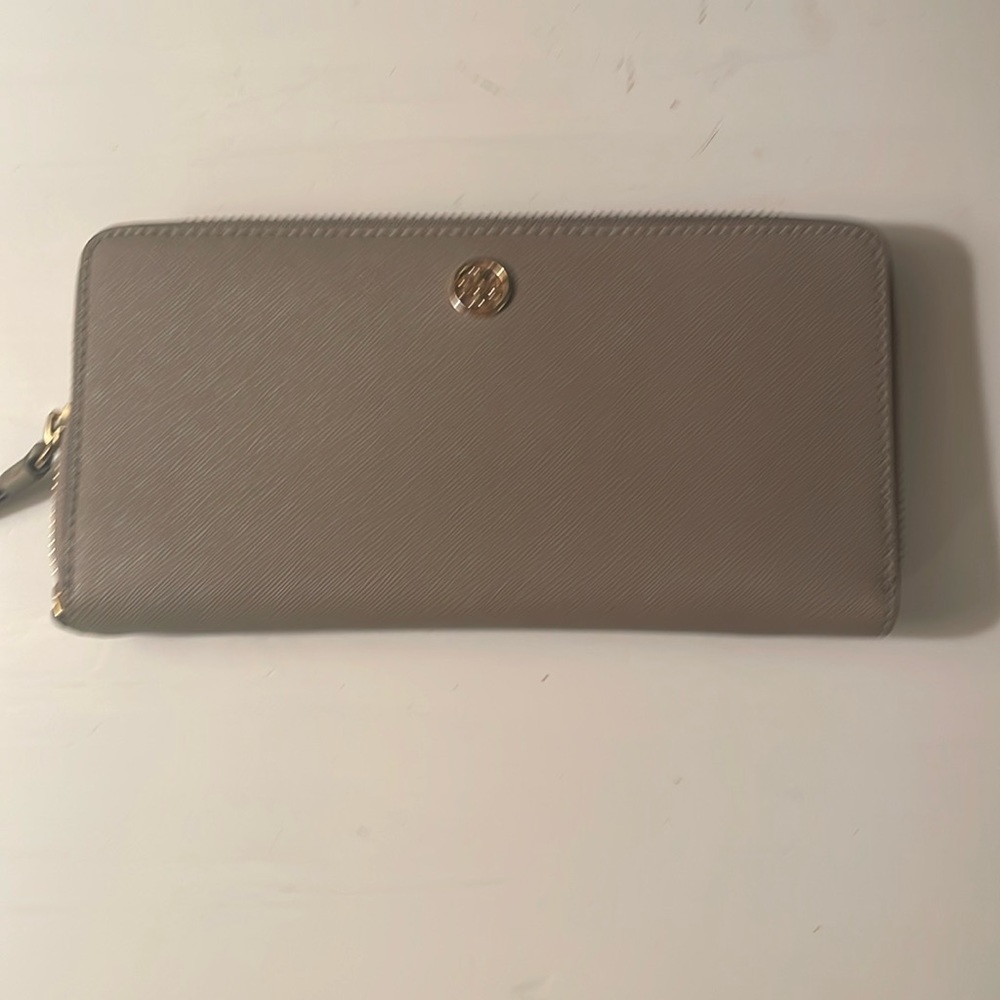 Tory Burch Robinson Passport Continental Wallet Gray